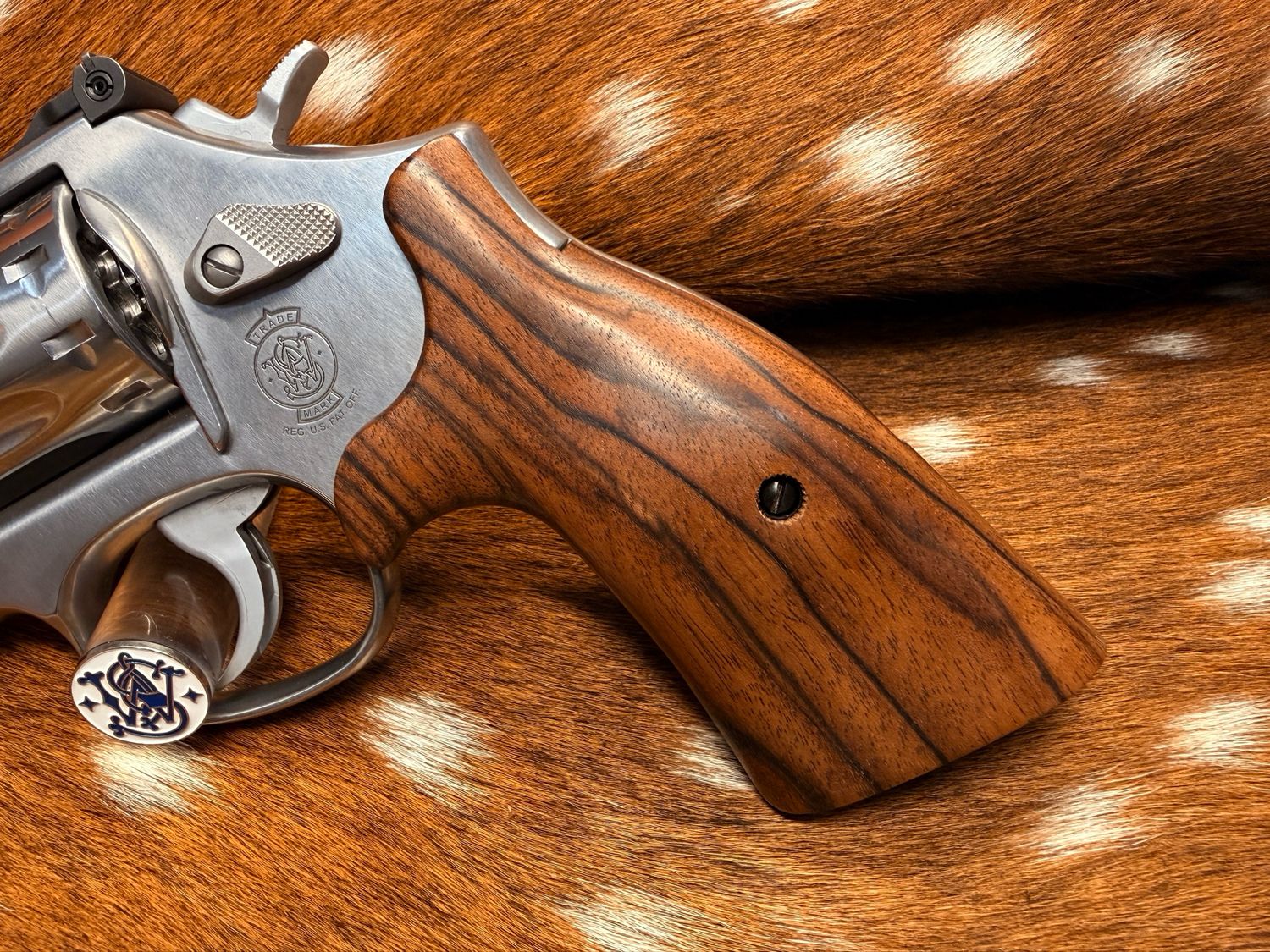 Smith & Wesson High Grade Walnut S&W Bear Hug Grips (K/L ROUND FRAME) Smith & Wesson High Grade Walnut S&W Bear Hug Grips (K/L ROUND FRAME)