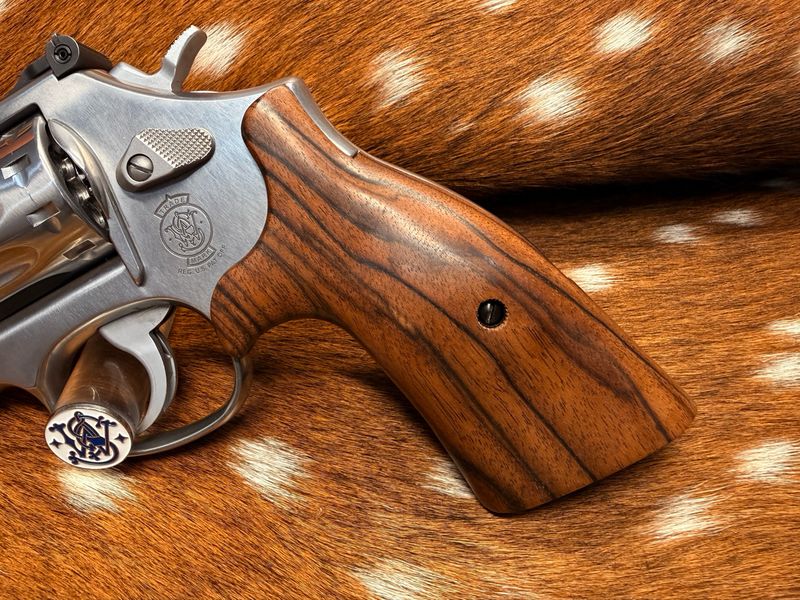 Smith & Wesson High Grade Walnut S&W Bear Hug Grips (K/L ROUND FRAME)