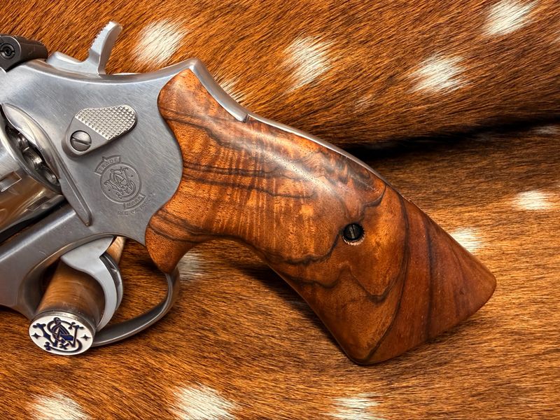 Smith & Wesson High Grade Walnut S&W Bear Hug Grips (K/L ROUND FRAME)