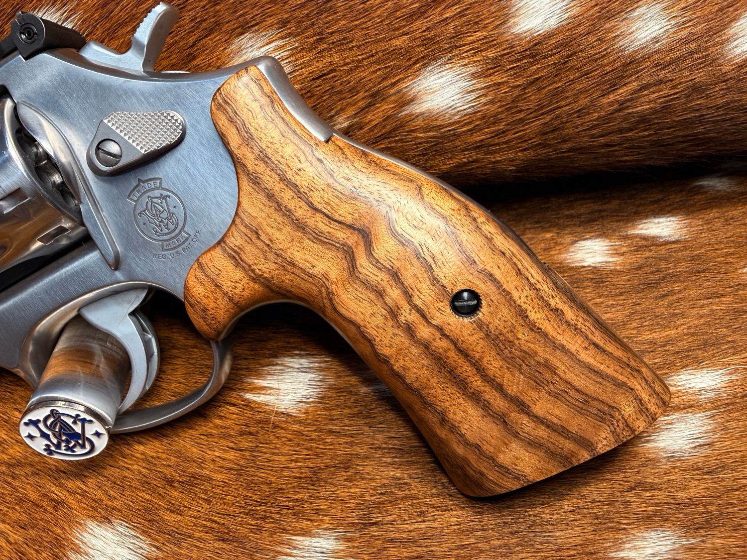 Smith & Wesson High Grade Walnut S&W Bear Hug Grips (K/L ROUND FRAME) Smith & Wesson High Grade Walnut S&W Bear Hug Grips (K/L ROUND FRAME)