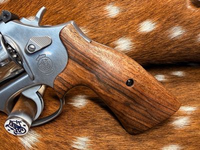 Smith & Wesson High Grade Walnut S&W Bear Hug Grips (K/L ROUND FRAME) Smith & Wesson High Grade Walnut S&W Bear Hug Grips (K/L ROUND FRAME)