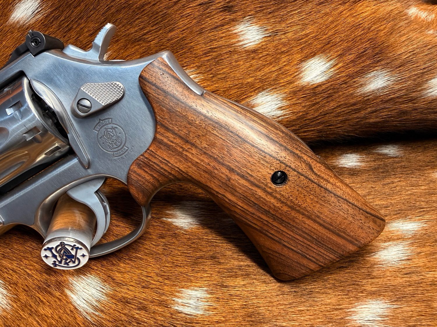 Smith & Wesson High Grade Walnut S&W Bear Hug Grips (K/L ROUND FRAME) Smith & Wesson High Grade Walnut S&W Bear Hug Grips (K/L ROUND FRAME)