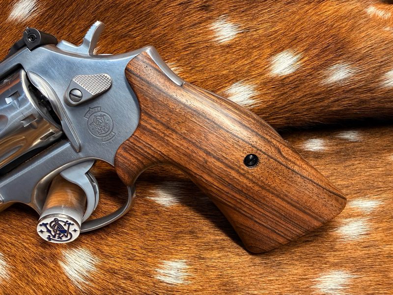 Smith & Wesson High Grade Walnut S&W Bear Hug Grips (K/L ROUND FRAME)