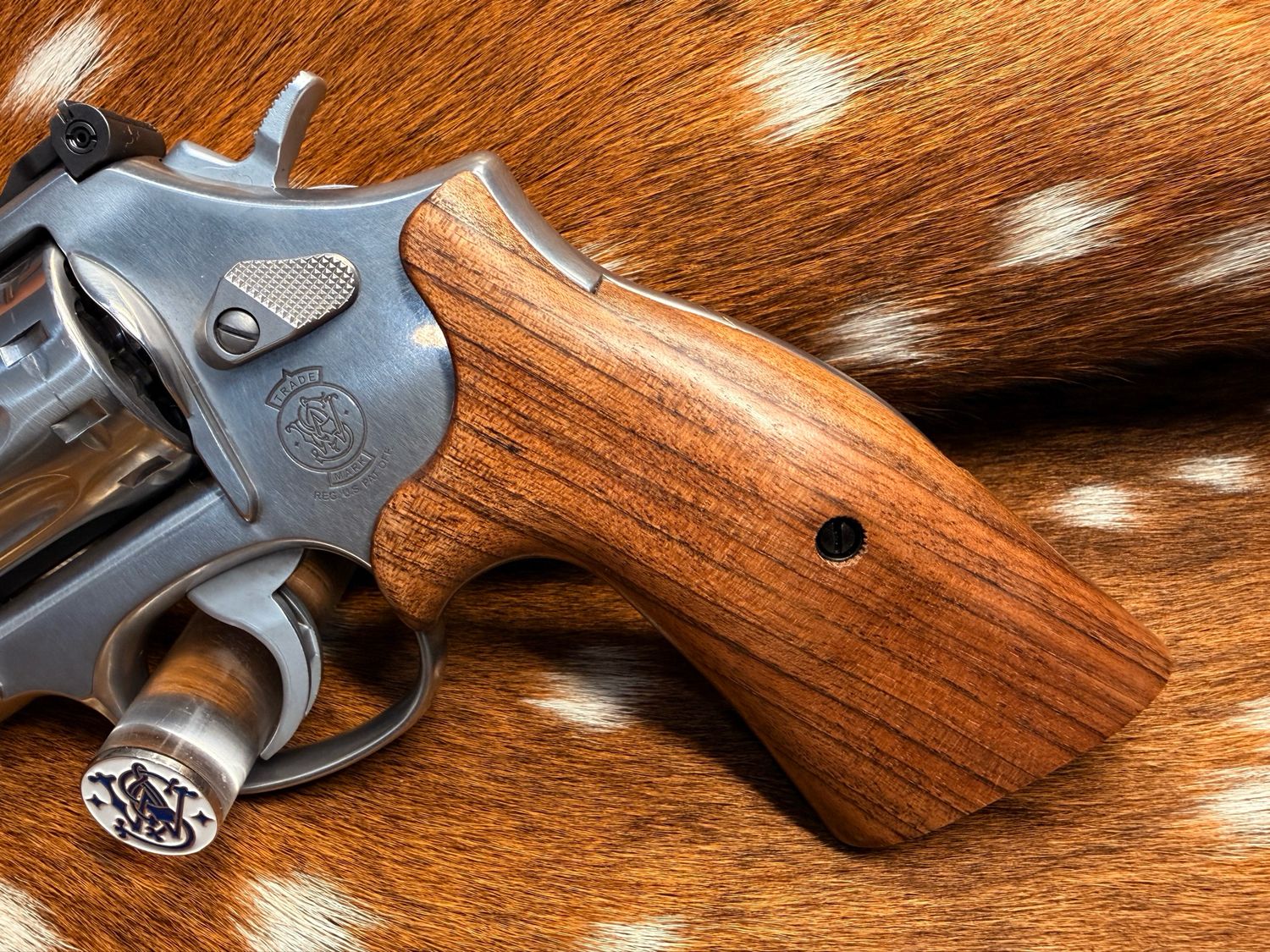 Smith & Wesson High Grade Walnut S&W Bear Hug Grips (K/L ROUND FRAME) Smith & Wesson High Grade Walnut S&W Bear Hug Grips (K/L ROUND FRAME)