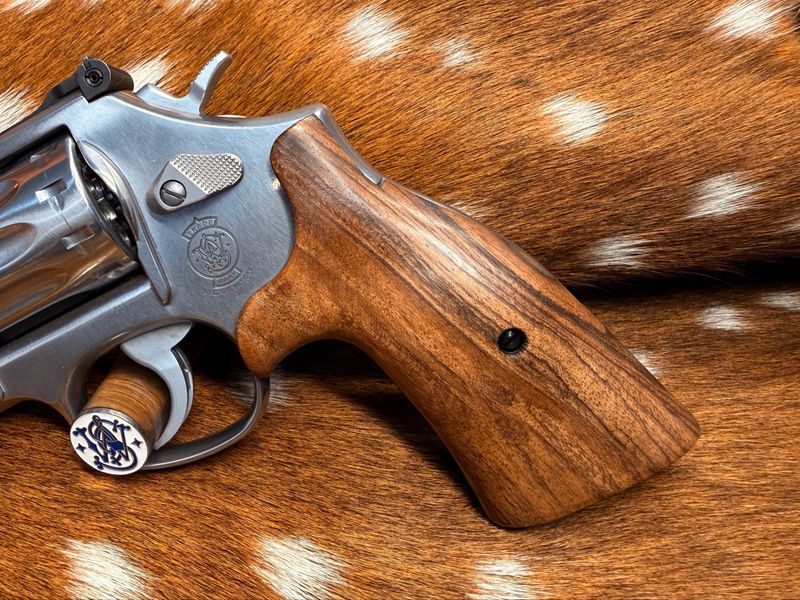 Smith & Wesson High Grade Walnut S&W Bear Hug Grips (K/L ROUND FRAME)
