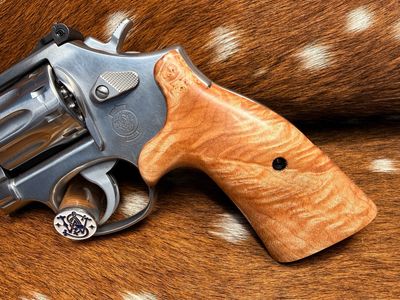 Smith & Wesson High Grade Hand Select Maple Wood S&W Bear Hug Grips (K/L ROUND FRAME) Smith & Wesson High Grade Hand Select Maple Wood S&W Bear Hug Grips (K/L ROUND FRAME)