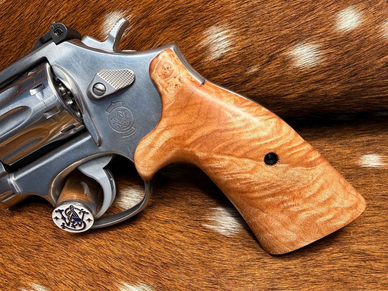 Smith & Wesson High Grade Hand Select Maple Wood S&W Bear Hug Grips (K/L ROUND FRAME)
