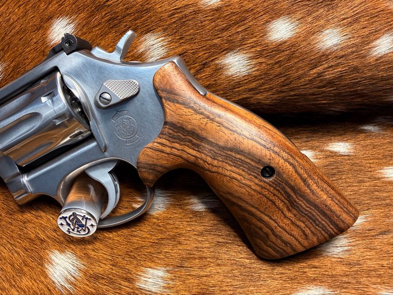 Smith & Wesson High Grade Walnut S&W Bear Hug Grips (K/L ROUND FRAME)