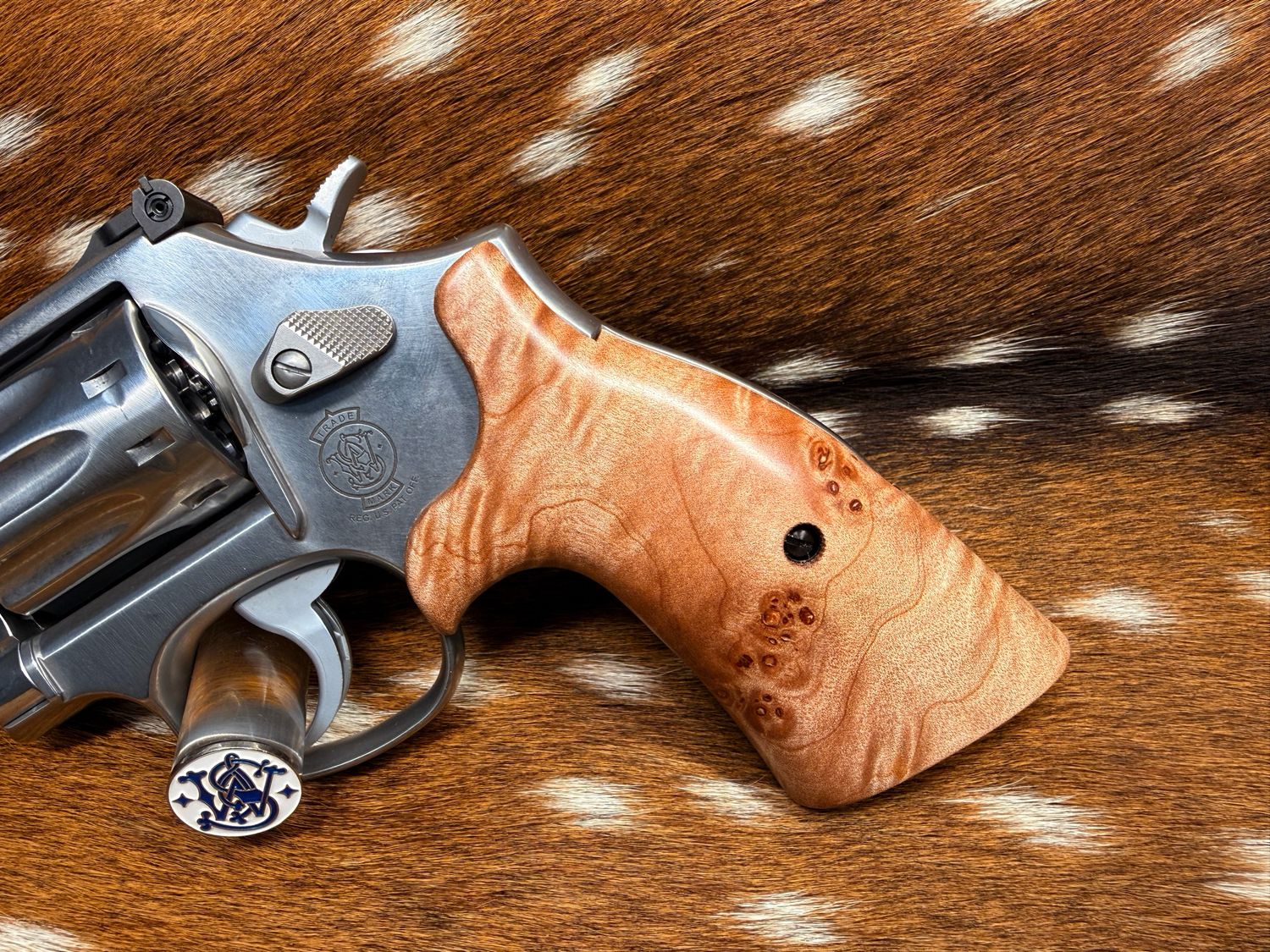 Smith & Wesson High Grade Hand Select Maple Wood S&W Bear Hug Grips (K/L ROUND FRAME) Smith & Wesson High Grade Hand Select Maple Wood S&W Bear Hug Grips (K/L ROUND FRAME)