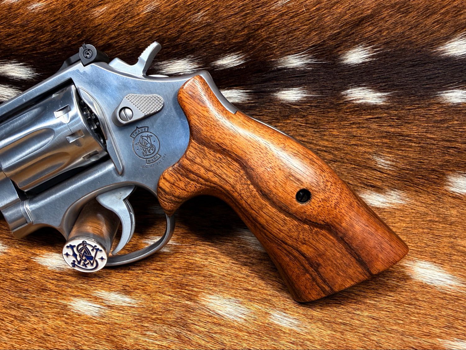 Smith & Wesson High Grade Walnut S&W Bear Hug Grips (K/L ROUND FRAME) Smith & Wesson High Grade Walnut S&W Bear Hug Grips (K/L ROUND FRAME)