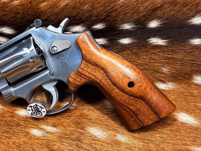 Smith & Wesson High Grade Walnut S&W Bear Hug Grips (K/L ROUND FRAME) Smith & Wesson High Grade Walnut S&W Bear Hug Grips (K/L ROUND FRAME)