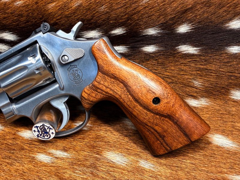 Smith & Wesson High Grade Walnut S&W Bear Hug Grips (K/L ROUND FRAME) Smith & Wesson High Grade Walnut S&W Bear Hug Grips (K/L ROUND FRAME)