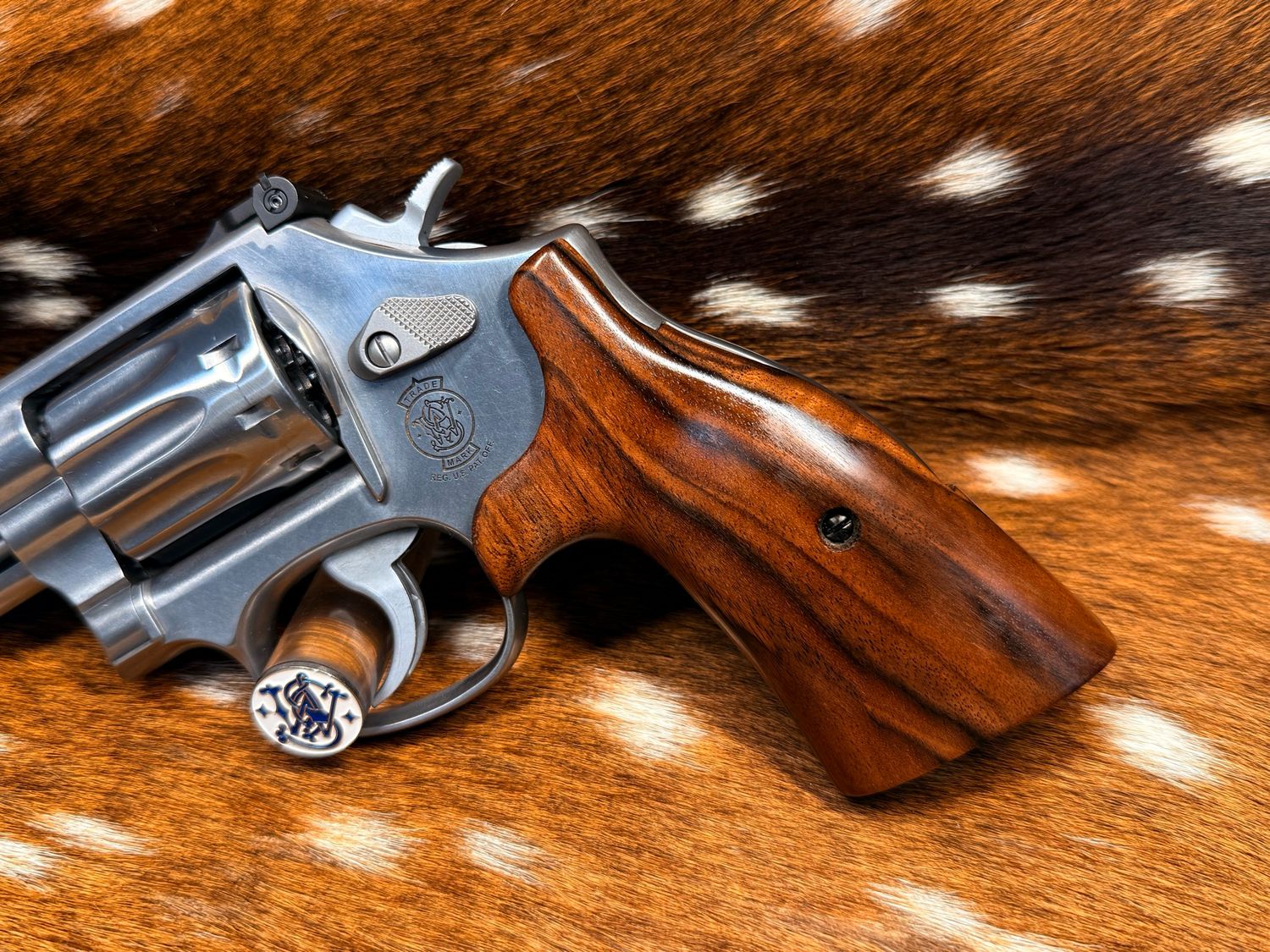 Smith & Wesson High Grade Walnut S&W Bear Hug Grips (K/L ROUND FRAME) Smith & Wesson High Grade Walnut S&W Bear Hug Grips (K/L ROUND FRAME)