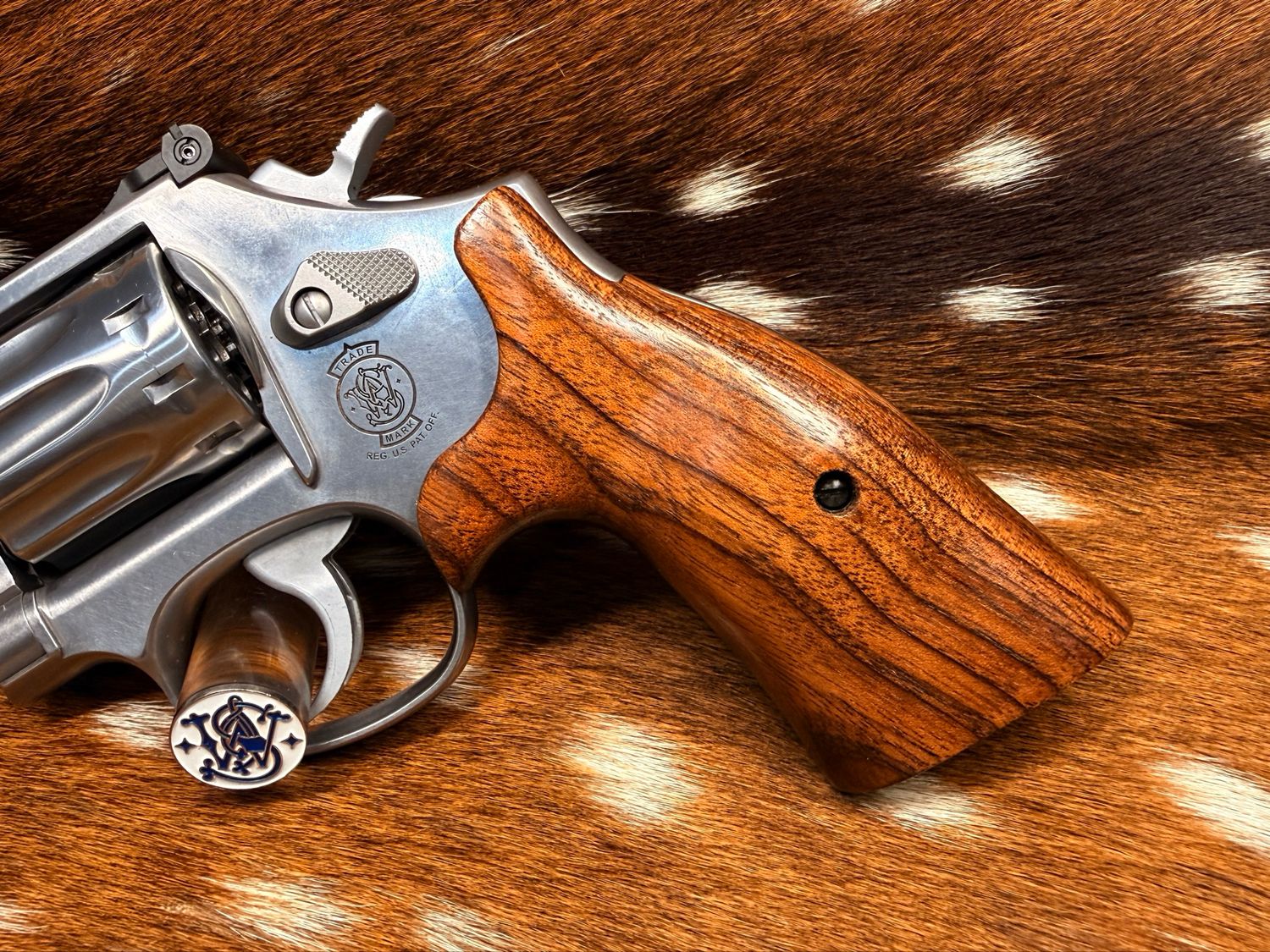 Smith & Wesson High Grade Walnut S&W Bear Hug Grips (K/L ROUND FRAME) Smith & Wesson High Grade Walnut S&W Bear Hug Grips (K/L ROUND FRAME)