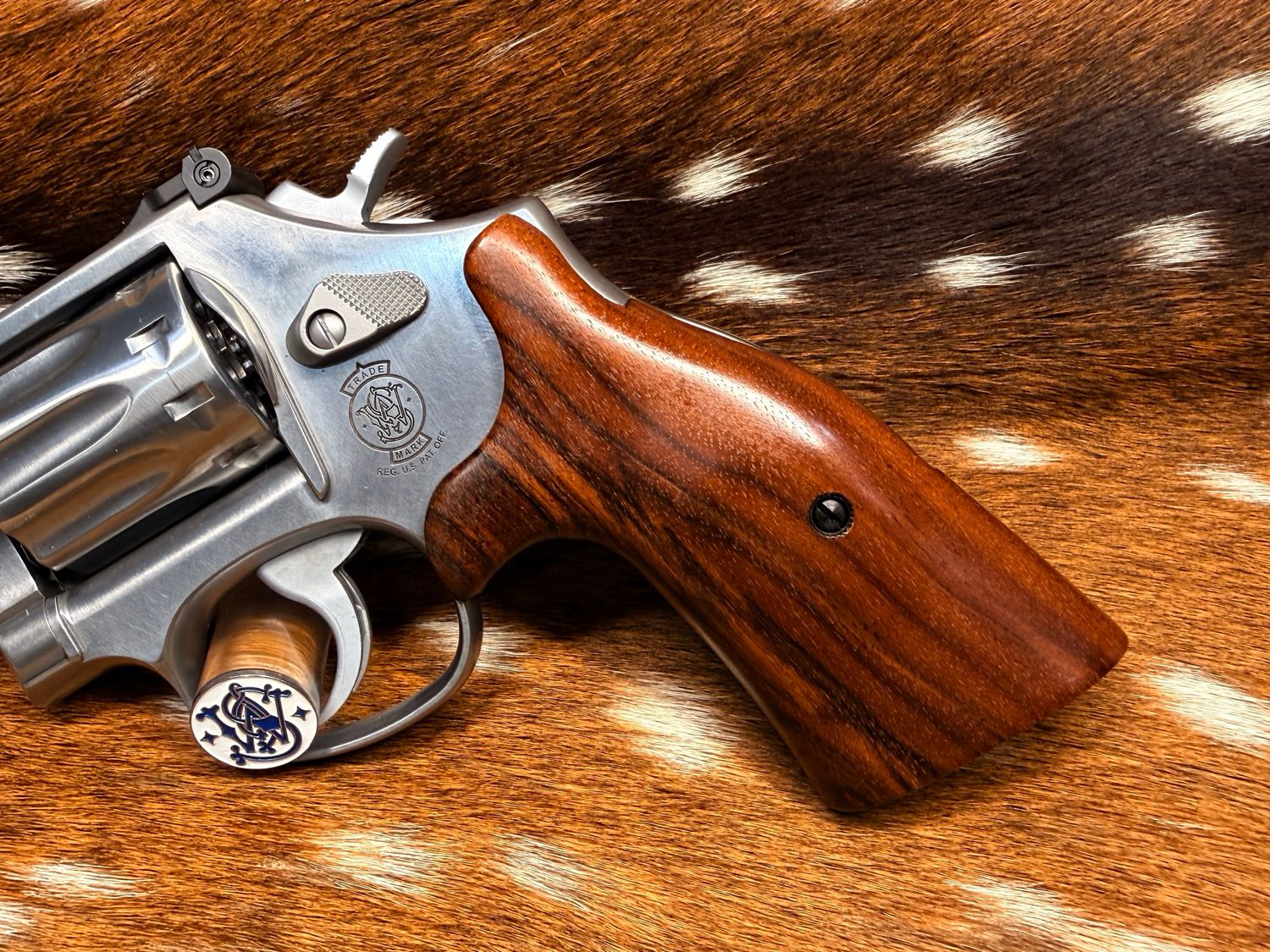 Smith & Wesson High Grade Walnut S&W Bear Hug Grips (K/L ROUND FRAME) Smith & Wesson High Grade Walnut S&W Bear Hug Grips (K/L ROUND FRAME)