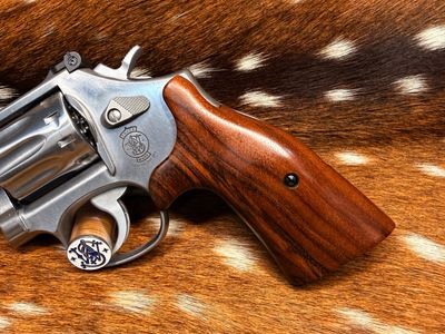 Smith & Wesson High-Grade Hand-Select Walnut S&W Bear Hug Grips (K/L ROUND FRAME) Smith & Wesson High-Grade Hand-Select Walnut S&W Bear Hug Grips (K/L ROUND FRAME)