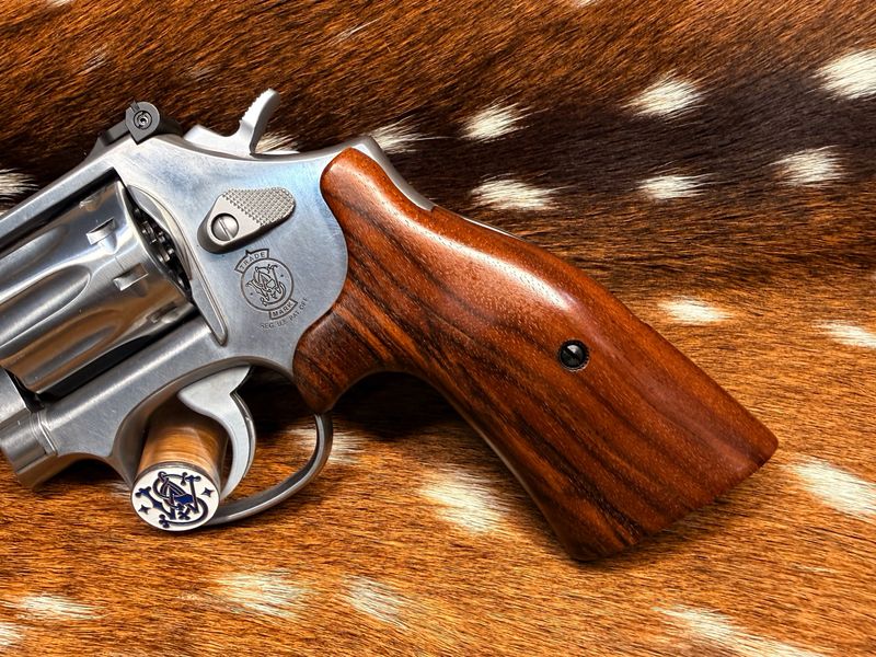 Smith & Wesson High Grade Walnut S&W Bear Hug Grips (K/L ROUND FRAME) Smith & Wesson High Grade Walnut S&W Bear Hug Grips (K/L ROUND FRAME)