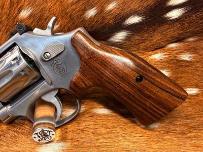 Smith & Wesson High Grade Walnut S&W Bear Hug Grips (K/L ROUND FRAME) Smith & Wesson High Grade Walnut S&W Bear Hug Grips (K/L ROUND FRAME)