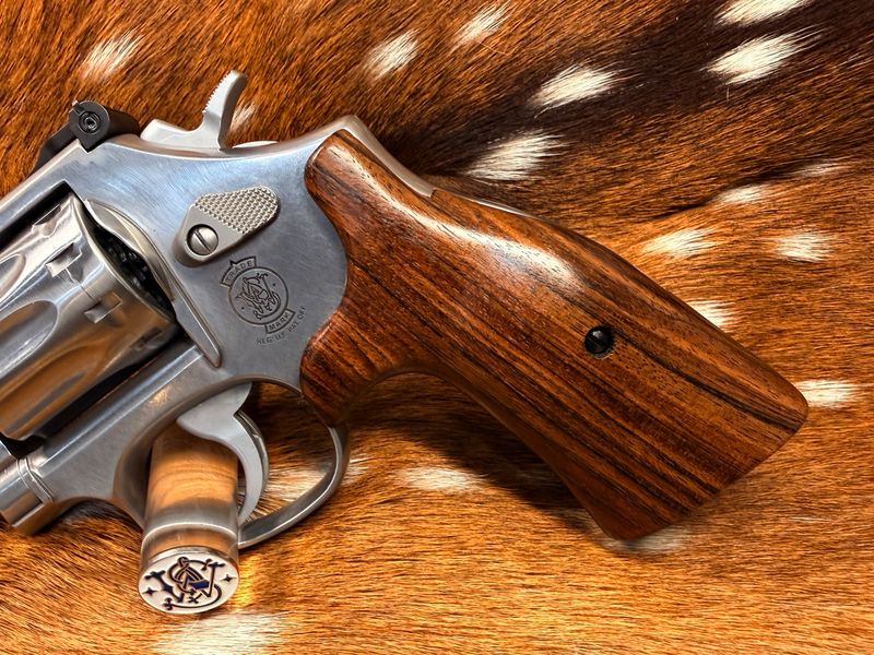 Smith & Wesson High Grade Walnut S&W Bear Hug Grips (K/L ROUND FRAME) Smith & Wesson High Grade Walnut S&W Bear Hug Grips (K/L ROUND FRAME)