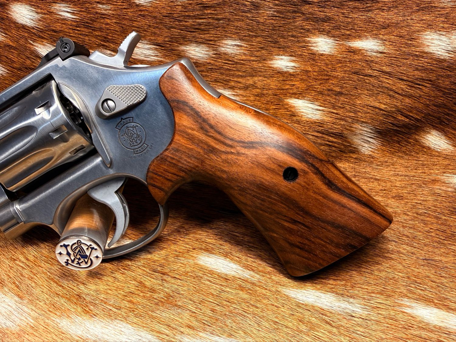 Smith & Wesson High Grade Walnut S&W Bear Hug Grips (K/L ROUND FRAME) Smith & Wesson High Grade Walnut S&W Bear Hug Grips (K/L ROUND FRAME)