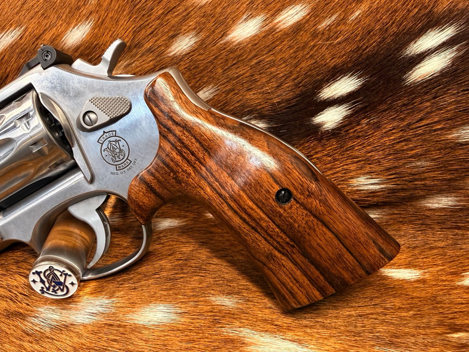 Smith & Wesson High Grade Walnut S&W Bear Hug Grips (K/L ROUND FRAME) Smith & Wesson High Grade Walnut S&W Bear Hug Grips (K/L ROUND FRAME)