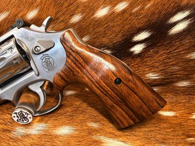 Smith & Wesson High Grade Walnut S&W Bear Hug Grips (K/L ROUND FRAME) Smith & Wesson High Grade Walnut S&W Bear Hug Grips (K/L ROUND FRAME)