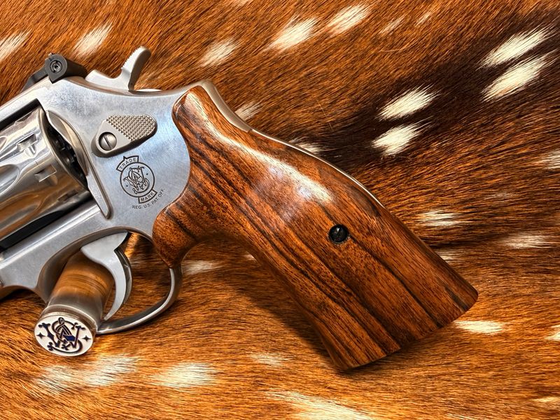 Smith & Wesson High Grade Walnut S&W Bear Hug Grips (K/L ROUND FRAME) Smith & Wesson High Grade Walnut S&W Bear Hug Grips (K/L ROUND FRAME)