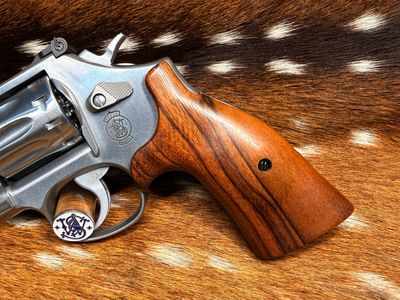 Smith & Wesson High-Grade Hand-Select Walnut S&W Bear Hug Grips (K/L ROUND FRAME) Smith & Wesson High-Grade Hand-Select Walnut S&W Bear Hug Grips (K/L ROUND FRAME)