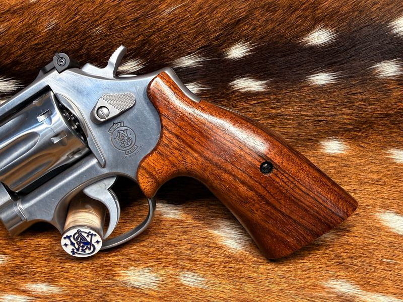 Smith & Wesson High Grade Walnut S&W Bear Hug Grips (K/L ROUND FRAME) Smith & Wesson High Grade Walnut S&W Bear Hug Grips (K/L ROUND FRAME)