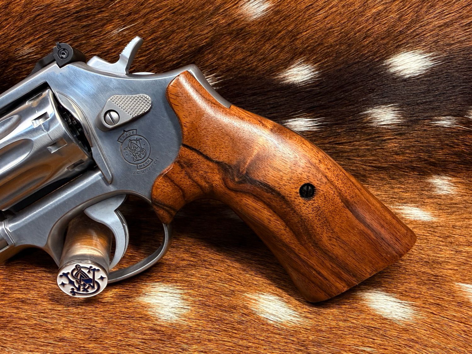 Smith & Wesson High Grade Walnut S&W Bear Hug Grips (K/L ROUND FRAME) Smith & Wesson High Grade Walnut S&W Bear Hug Grips (K/L ROUND FRAME)