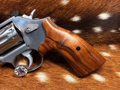 Smith & Wesson High Grade Walnut S&W Bear Hug Grips (K/L ROUND FRAME) Smith & Wesson High Grade Walnut S&W Bear Hug Grips (K/L ROUND FRAME)