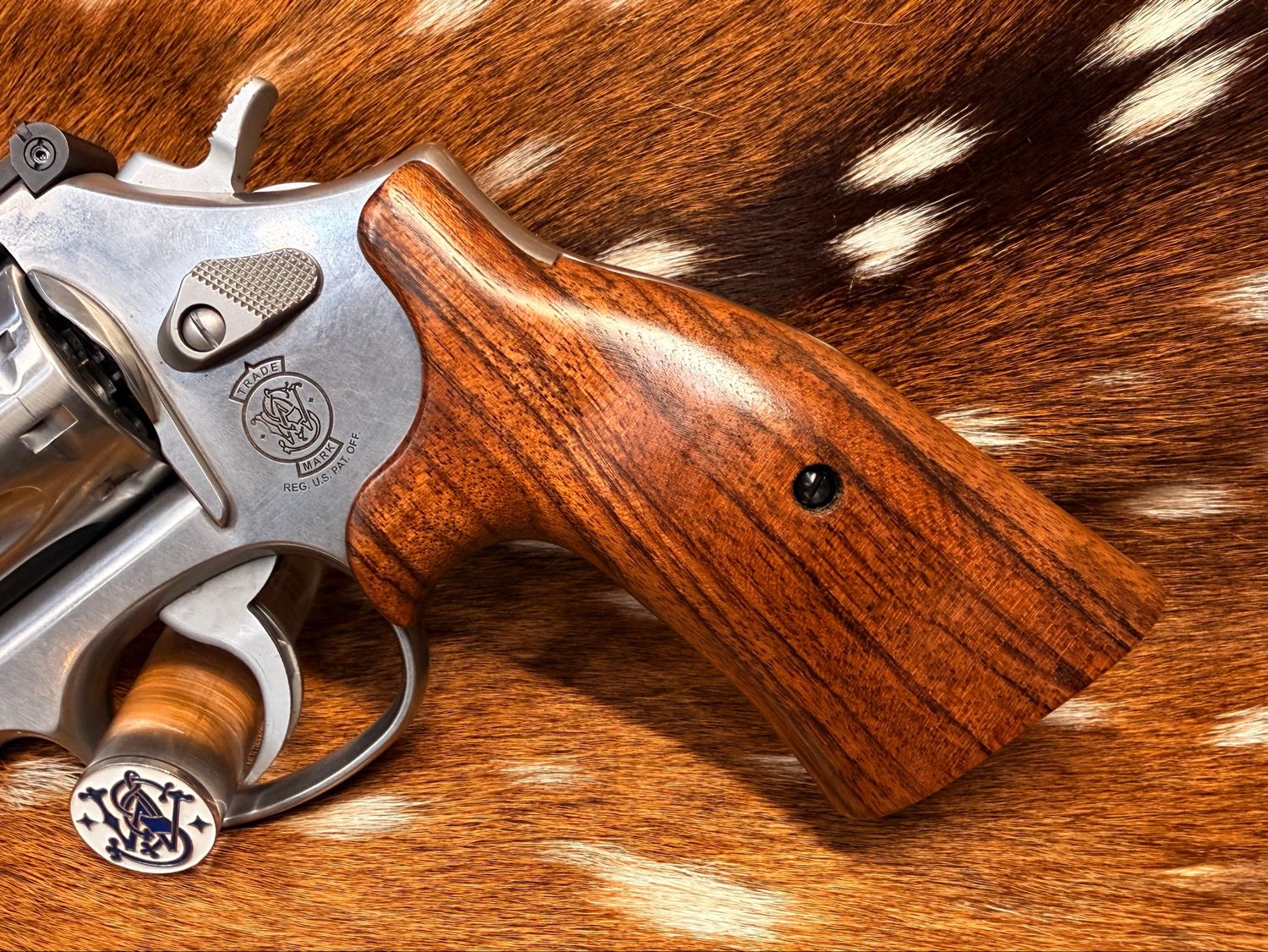 Smith & Wesson High Grade Walnut S&W Bear Hug Grips (K/L ROUND FRAME)