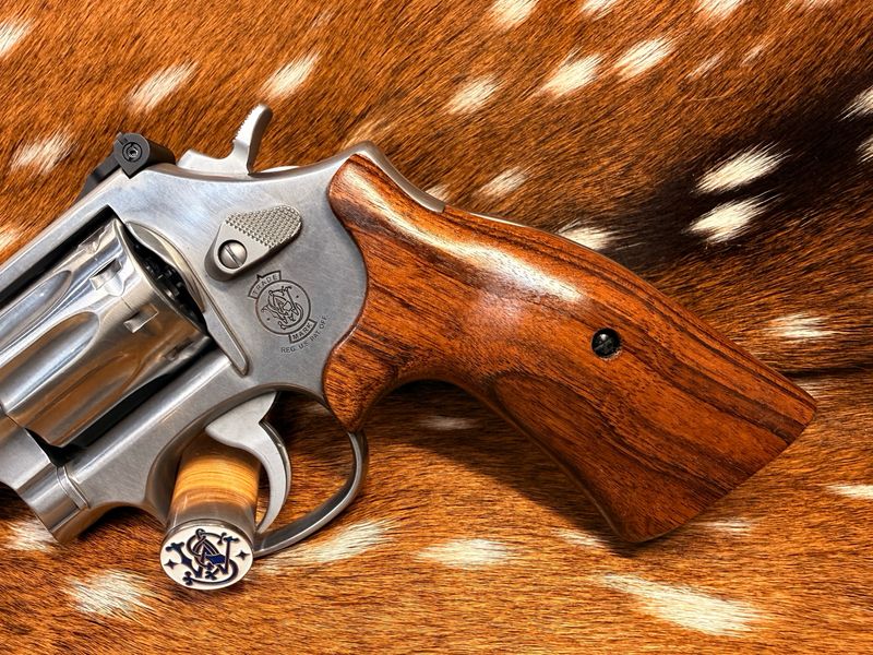 Smith & Wesson High Grade Walnut S&W Bear Hug Grips (K/L ROUND FRAME) Smith & Wesson High Grade Walnut S&W Bear Hug Grips (K/L ROUND FRAME)