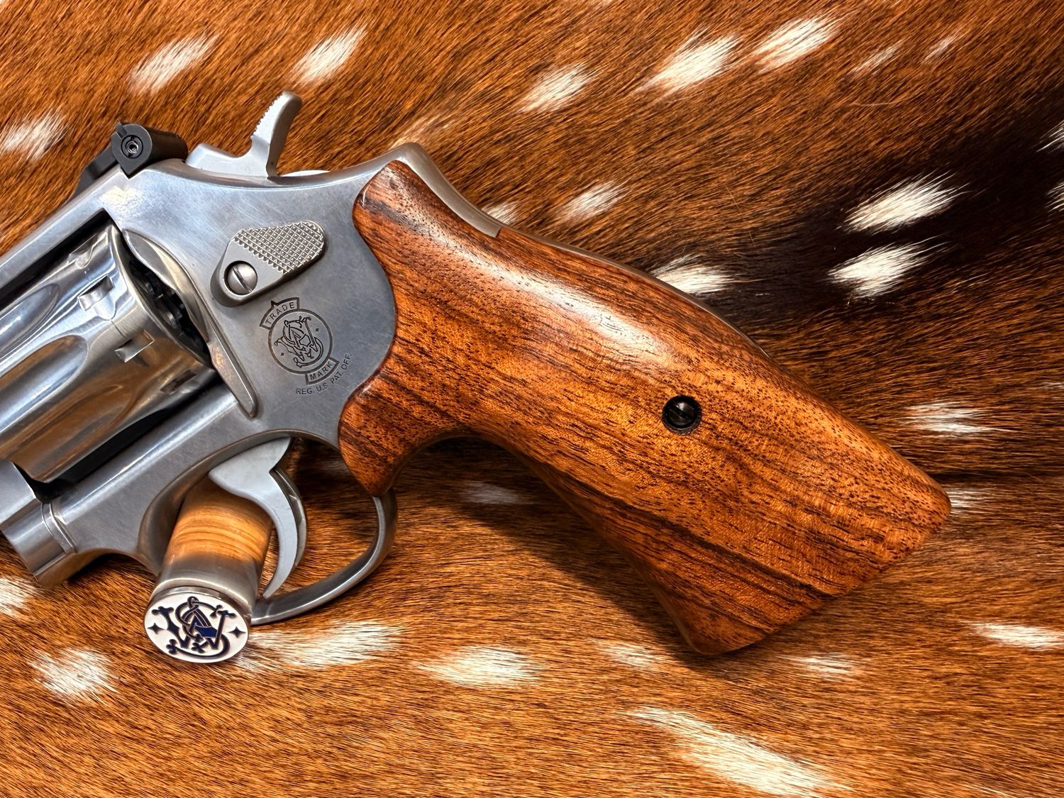 Smith & Wesson High Grade Walnut S&W Bear Hug Grips (K/L ROUND FRAME) Smith & Wesson High Grade Walnut S&W Bear Hug Grips (K/L ROUND FRAME)