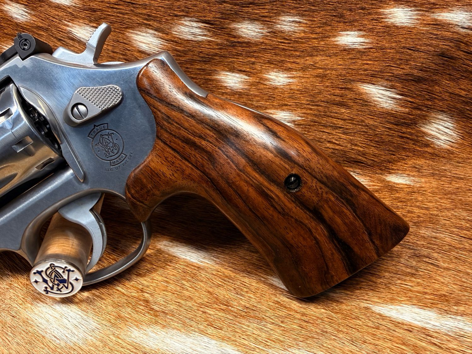 Smith & Wesson High Grade Walnut S&W Bear Hug Grips (K/L ROUND FRAME) Smith & Wesson High Grade Walnut S&W Bear Hug Grips (K/L ROUND FRAME)