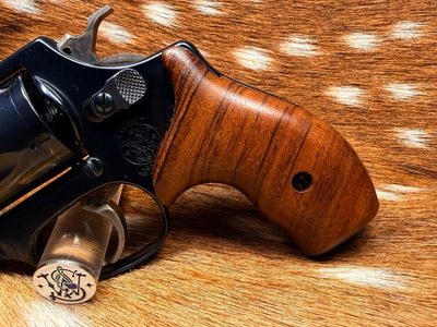 Smith & Wesson High Grade Hand Select Walnut Grips (J Frame Boot Grip Finger Groove) Smith & Wesson High Grade Hand Select Walnut Grips (J Frame Boot Grip Finger Groove)