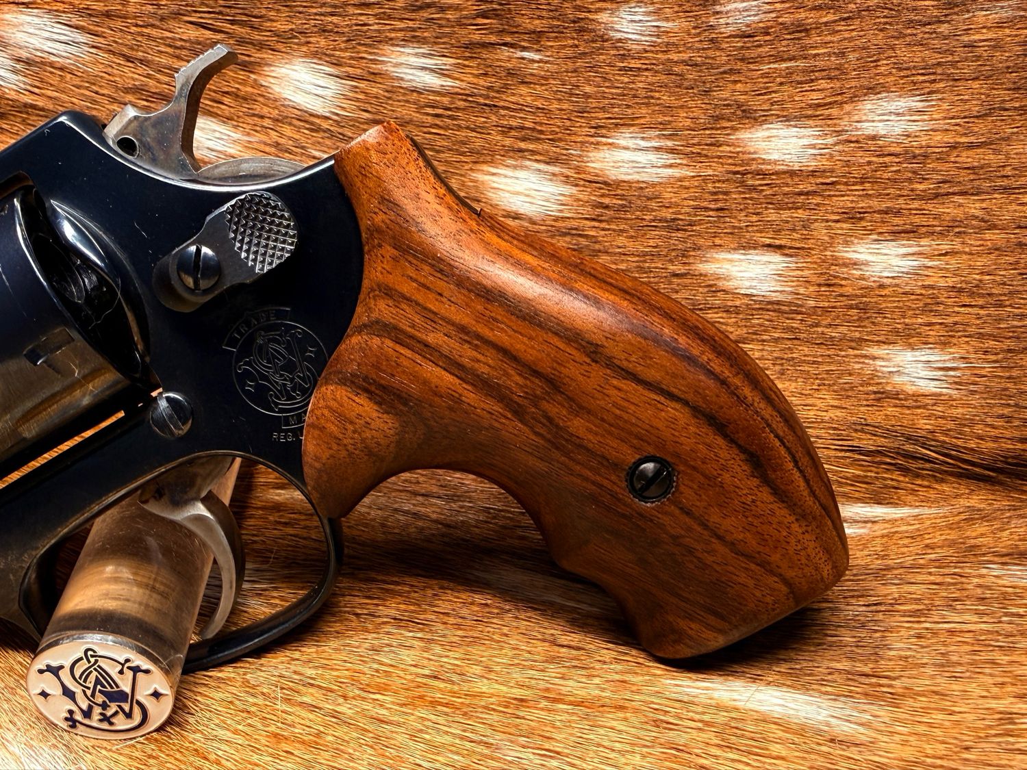 Smith & Wesson High Grade Hand Select Walnut Grips (J Frame Boot Grip Finger Groove) Smith & Wesson High Grade Hand Select Walnut Grips (J Frame Boot Grip Finger Groove)