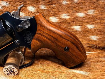Smith & Wesson High Grade Hand Select Walnut Grips (J Frame Boot Grip Finger Groove) Smith & Wesson High Grade Hand Select Walnut Grips (J Frame Boot Grip Finger Groove)