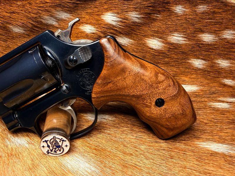 Smith & Wesson High Grade Hand Select Walnut Grips (J Frame Boot Grip Finger Groove)