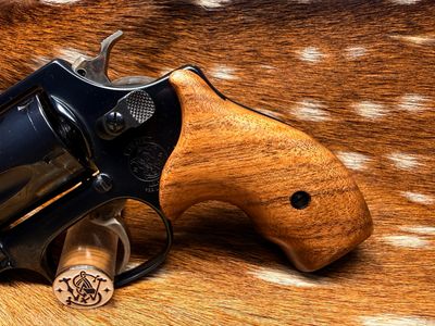 Smith & Wesson High Grade Hand Select Walnut Grips (J Frame Boot Grip Finger Groove) Smith & Wesson High Grade Hand Select Walnut Grips (J Frame Boot Grip Finger Groove)