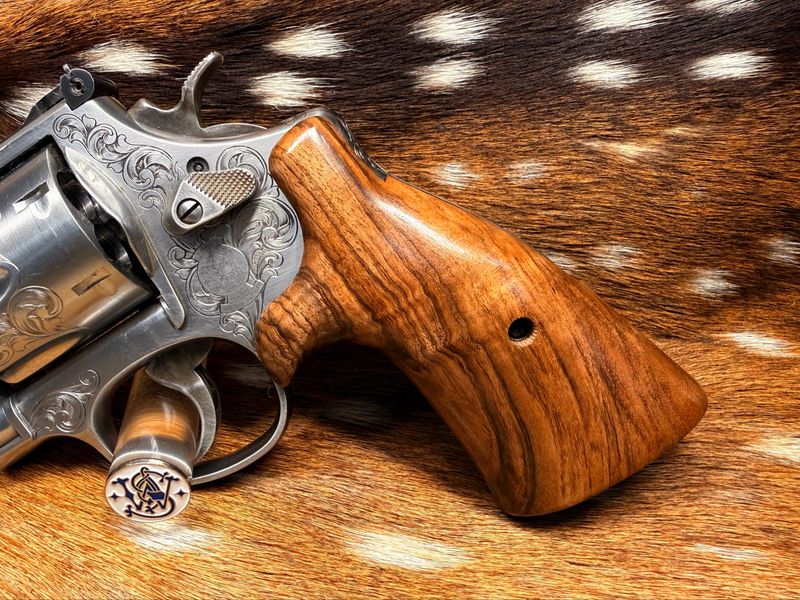 Smith & Wesson High Grade Hand Select Walnut S&W Bear Hug Grips (ROUND N FRAME) Smith & Wesson High Grade Hand Select Walnut S&W Bear Hug Grips (ROUND N FRAME)