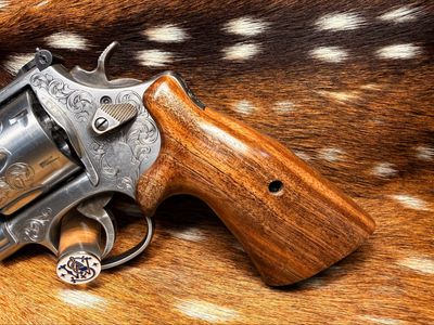 Smith & Wesson High Grade Hand Select Walnut S&W Bear Hug Grips (ROUND N FRAME) Smith & Wesson High Grade Hand Select Walnut S&W Bear Hug Grips (ROUND N FRAME)
