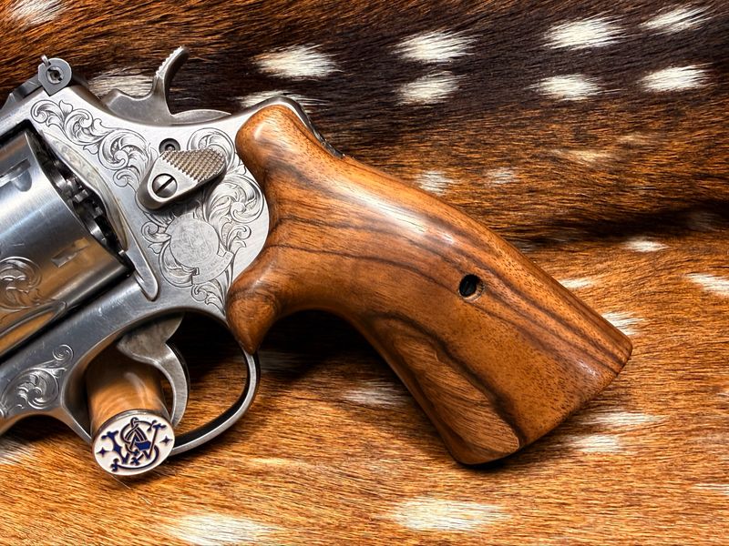 Smith & Wesson High Grade Hand Select Walnut S&W Bear Hug Grips (ROUND N FRAME) Smith & Wesson High Grade Hand Select Walnut S&W Bear Hug Grips (ROUND N FRAME)