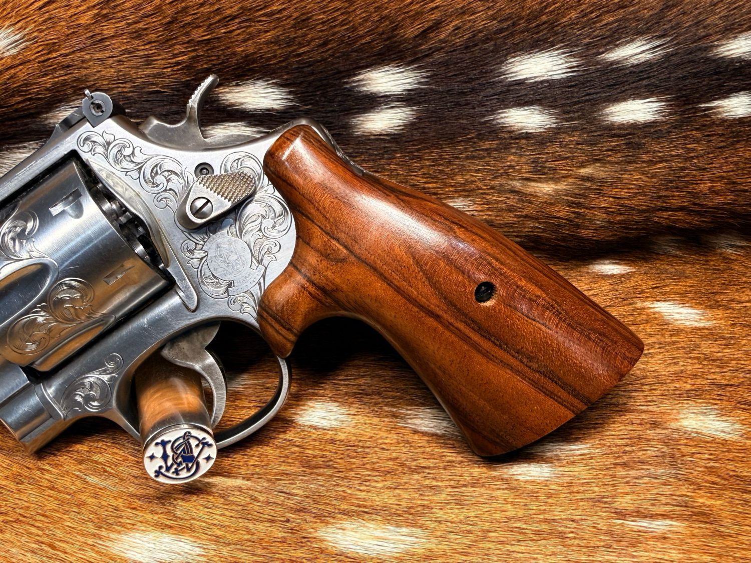 Smith & Wesson High Grade Hand Select Walnut S&W Bear Hug Grips (ROUND N FRAME) Smith & Wesson High Grade Hand Select Walnut S&W Bear Hug Grips (ROUND N FRAME)
