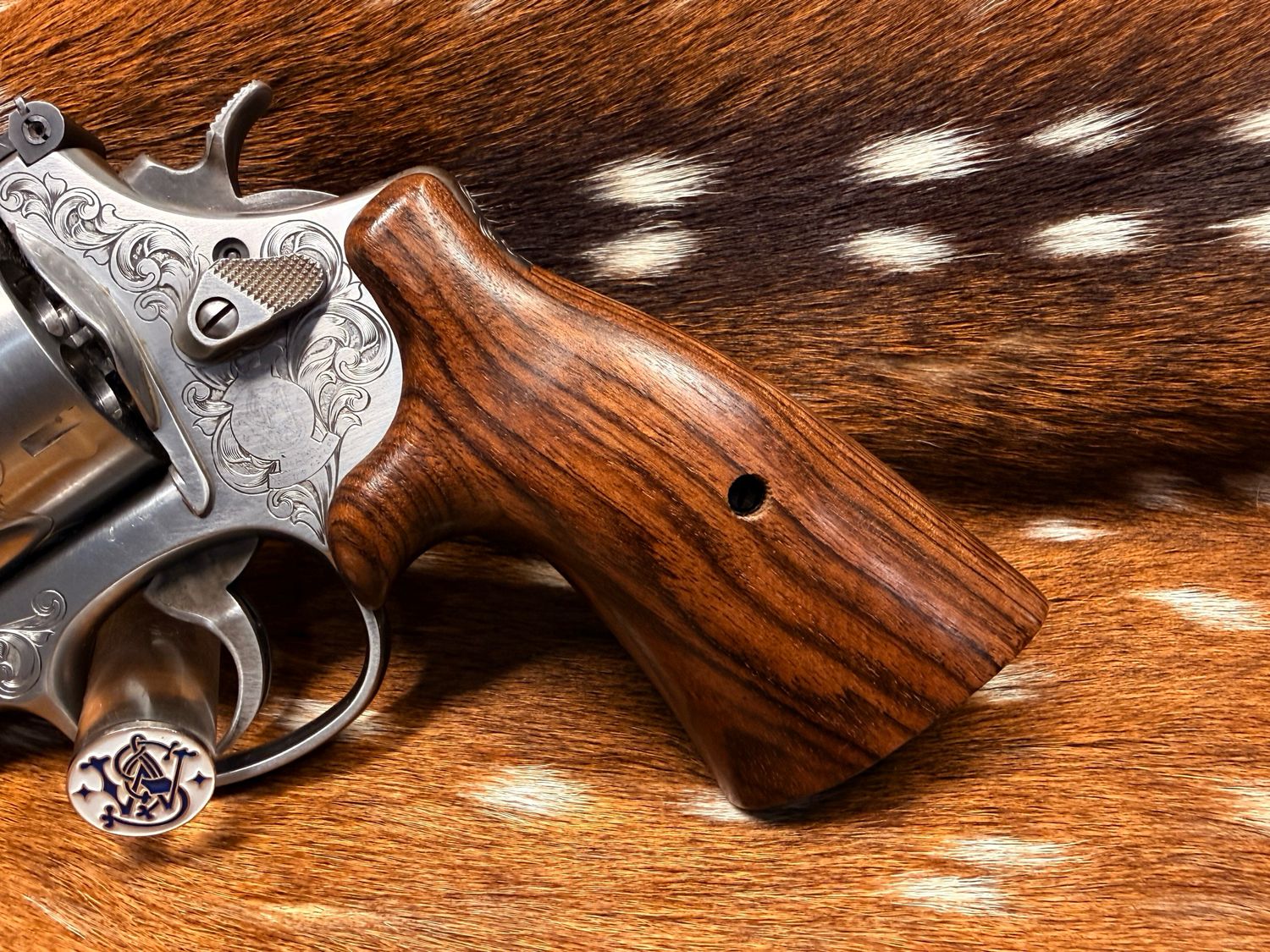 Smith & Wesson High Grade Hand Select Walnut S&W Bear Hug Grips (ROUND N FRAME) Smith & Wesson High Grade Hand Select Walnut S&W Bear Hug Grips (ROUND N FRAME)