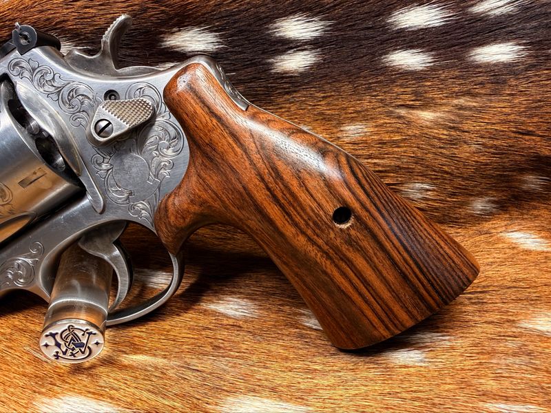 Smith & Wesson High Grade Hand Select Walnut S&W Bear Hug Grips (ROUND N FRAME) Smith & Wesson High Grade Hand Select Walnut S&W Bear Hug Grips (ROUND N FRAME)