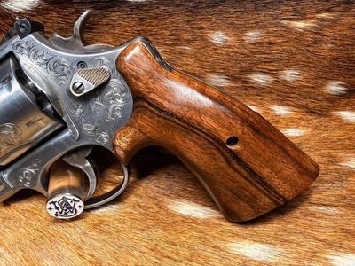 Smith & Wesson High Grade Hand Select Walnut S&W Bear Hug Grips (ROUND N FRAME)