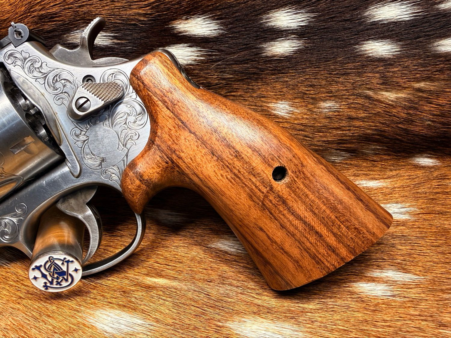 Smith & Wesson High Grade Hand Select Walnut S&W Bear Hug Grips (ROUND N FRAME) Smith & Wesson High Grade Hand Select Walnut S&W Bear Hug Grips (ROUND N FRAME)