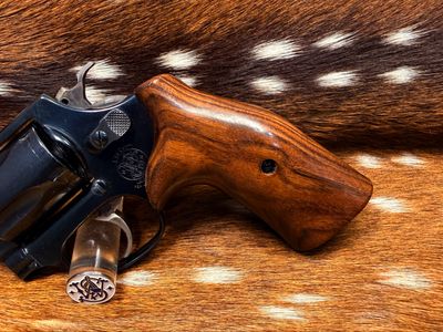 Smith & Wesson High Grade Hand Select Walnut Grips (J Frame Cub Hug) Smith & Wesson High Grade Hand Select Walnut Grips (J Frame Cub Hug)