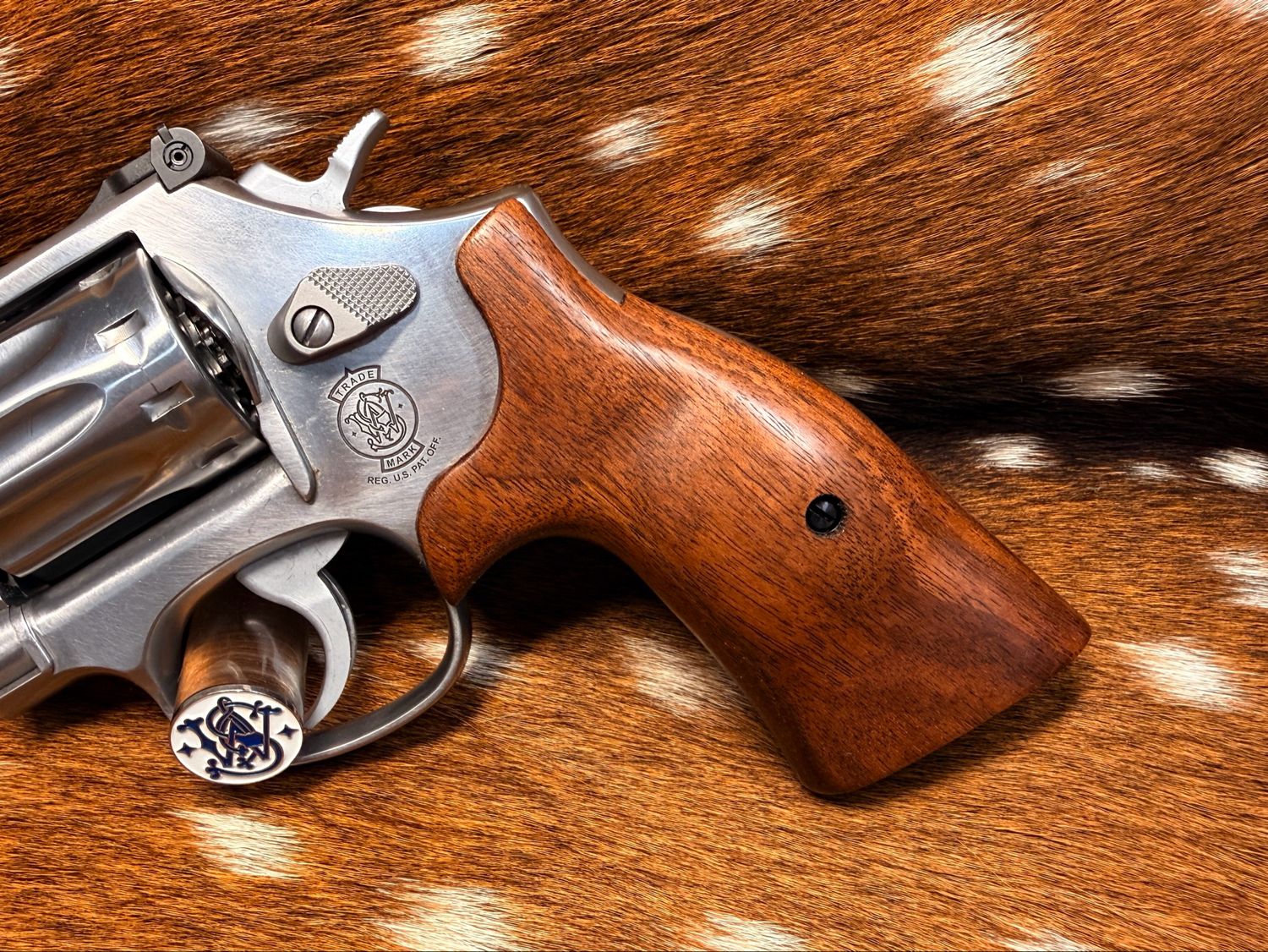 Smith & Wesson High Grade Walnut S&W Bear Hug Grips (K/L ROUND FRAME)